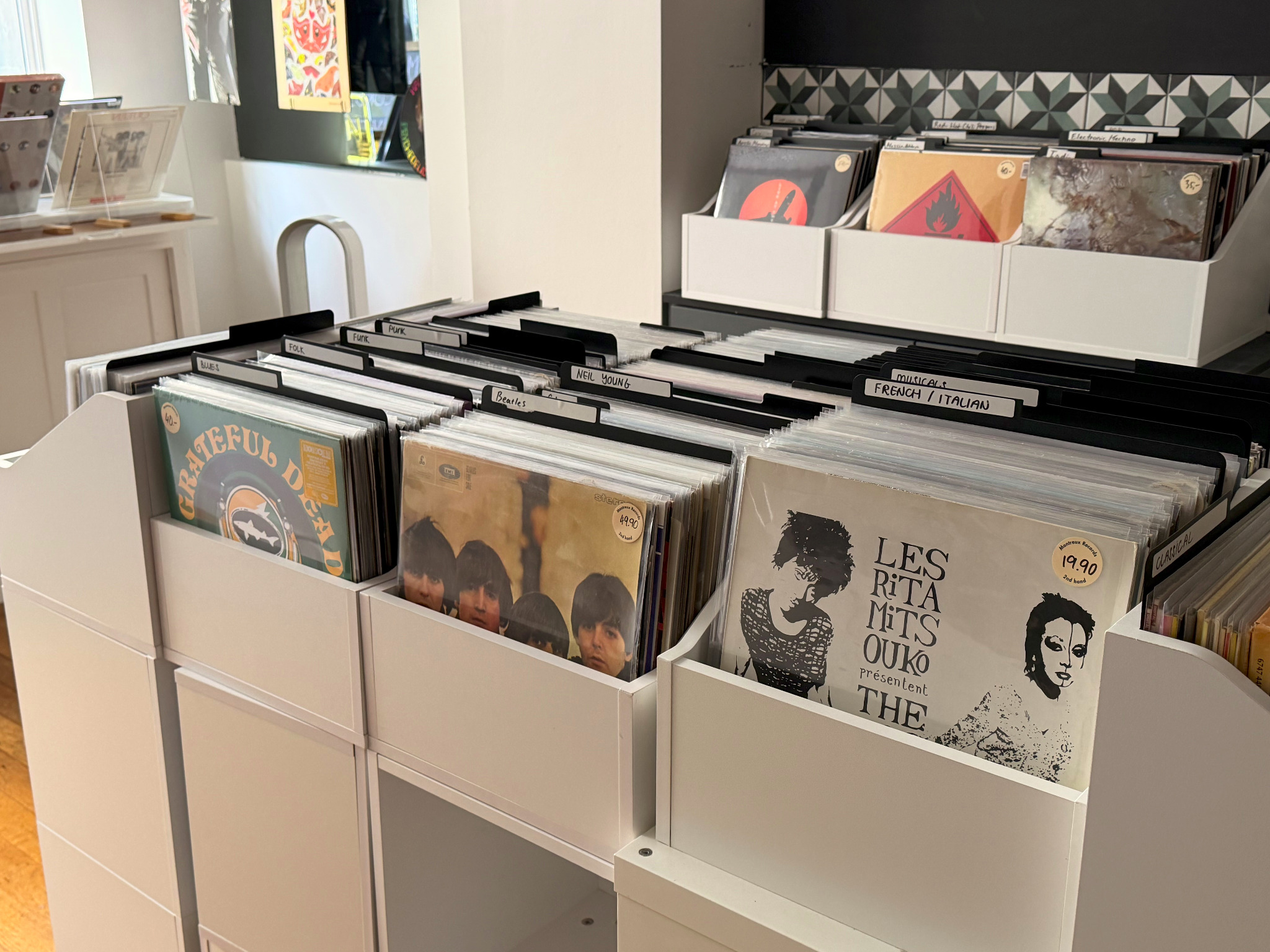 Intérieur de Montreux Records avec bacs de vinyles