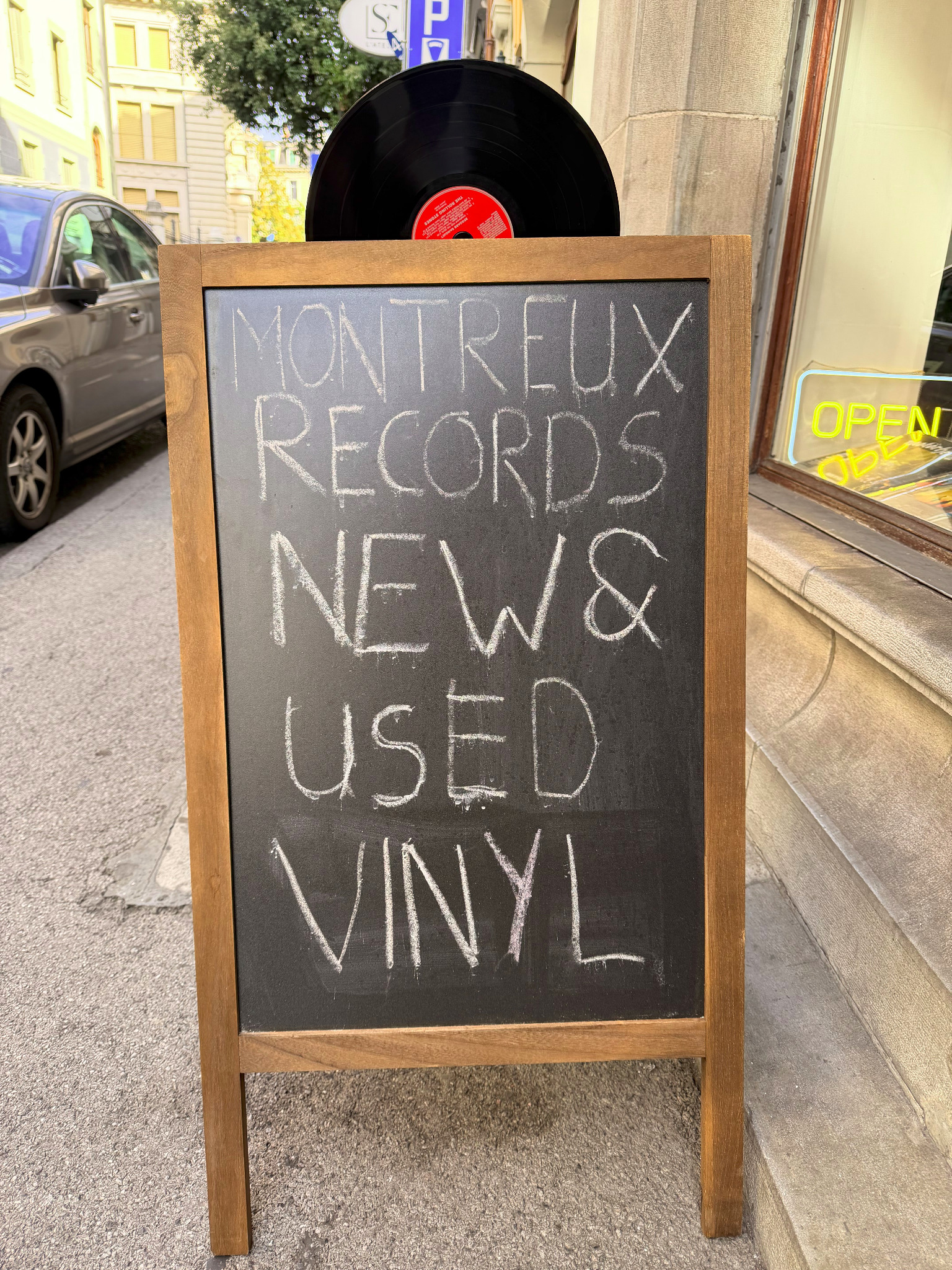 Panneau Montreux Records devant le magasin